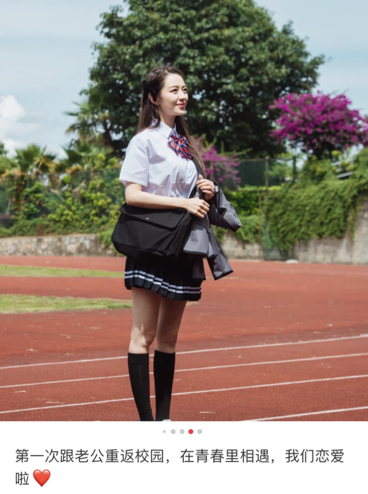 吉娜|吉娜晒与老公郎朗恩爱同框，夫妻俩身穿校服宛若热恋中的小情侣