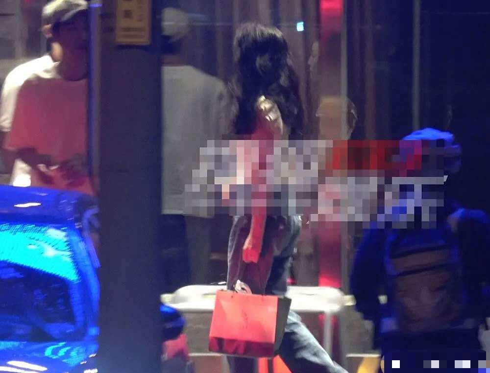 范冰冰|范冰冰外出吃火锅被拍，衣着简单大方，气质和颜值令人羡慕