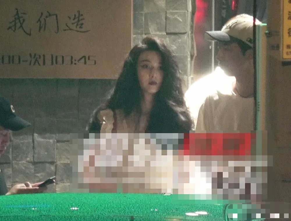 范冰冰|范冰冰外出吃火锅被拍，衣着简单大方，气质和颜值令人羡慕