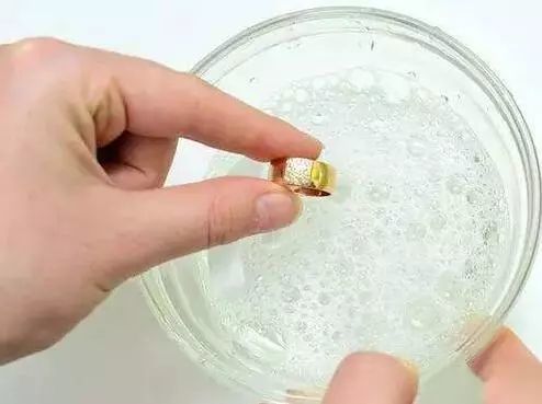 "王水"(由浓硝酸与浓盐酸按1:3摩尔比例配成的化学液体)