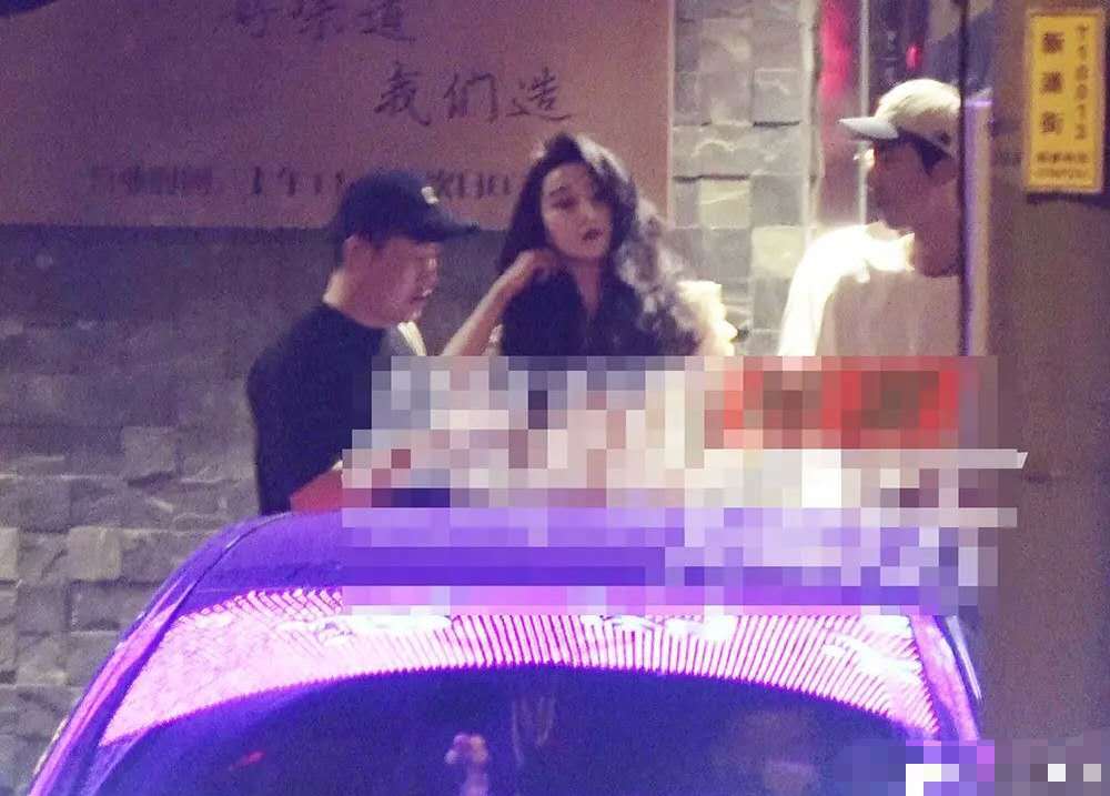 范冰冰|范冰冰外出吃火锅被拍，衣着简单大方，气质和颜值令人羡慕