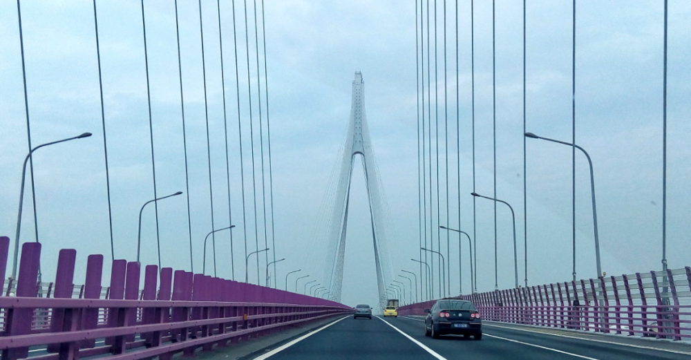 清早从上海出发自驾去宁波,我一般很喜欢走沈海高速途经杭州湾跨海