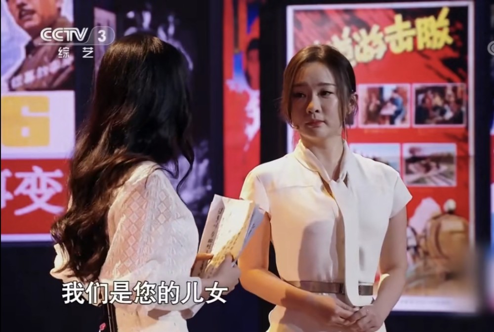 霍思燕|霍思燕发福不少，与杨幂同框演出被艳压，整个人显得虎背熊腰