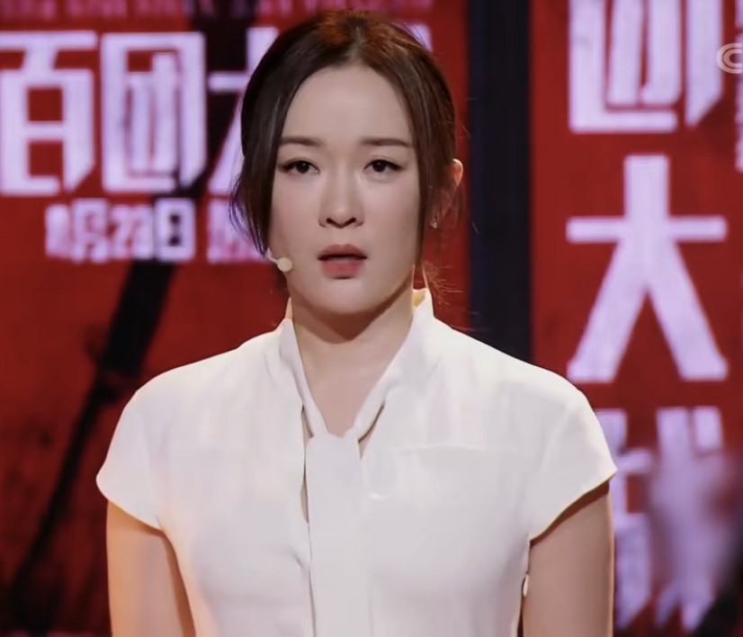 霍思燕|霍思燕发福不少，与杨幂同框演出被艳压，整个人显得虎背熊腰