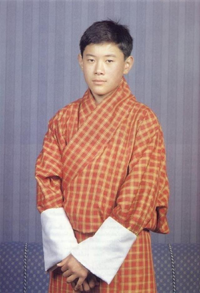 不丹国王从小帅到大上学时独自骑自行车低调随性
