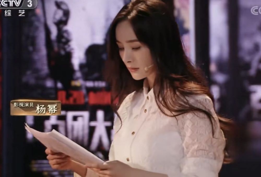 霍思燕|霍思燕发福不少，与杨幂同框演出被艳压，整个人显得虎背熊腰