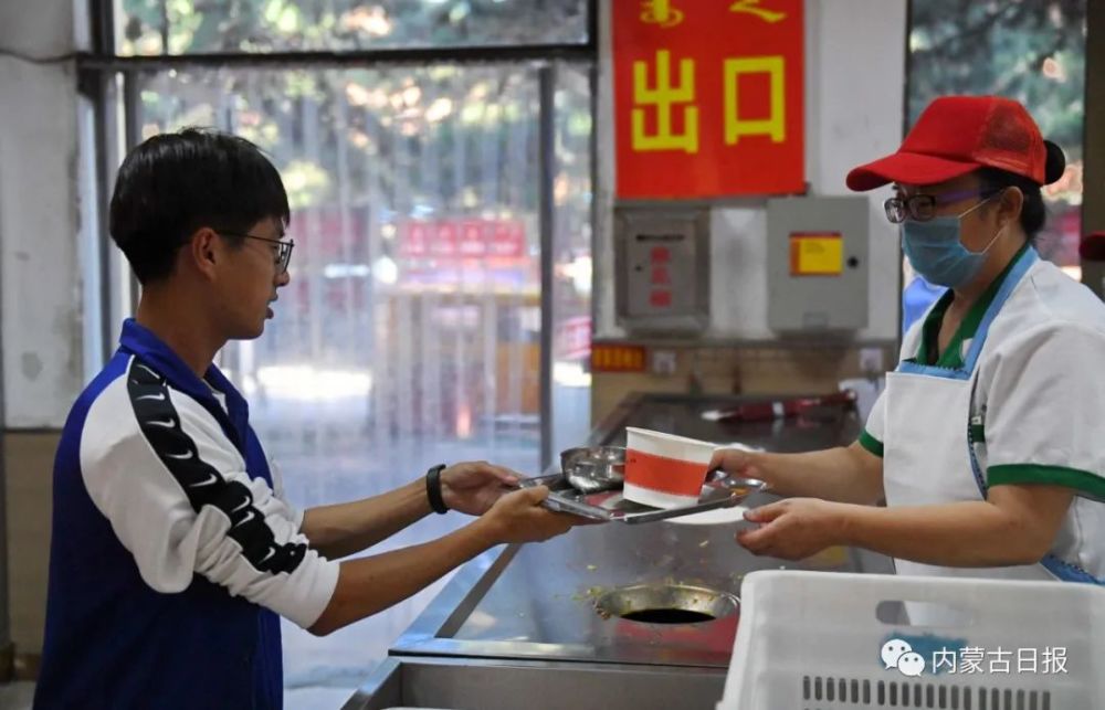 學生用餐後將空餐盤交給食堂工作人員,以實際行動踐行