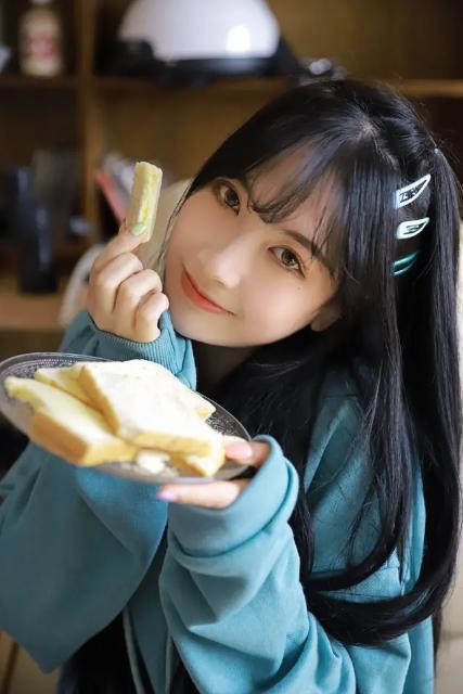 还记得爆红抖音的成都美女"小甜甜"吗,如今成年后美如画,你还想娶她吗