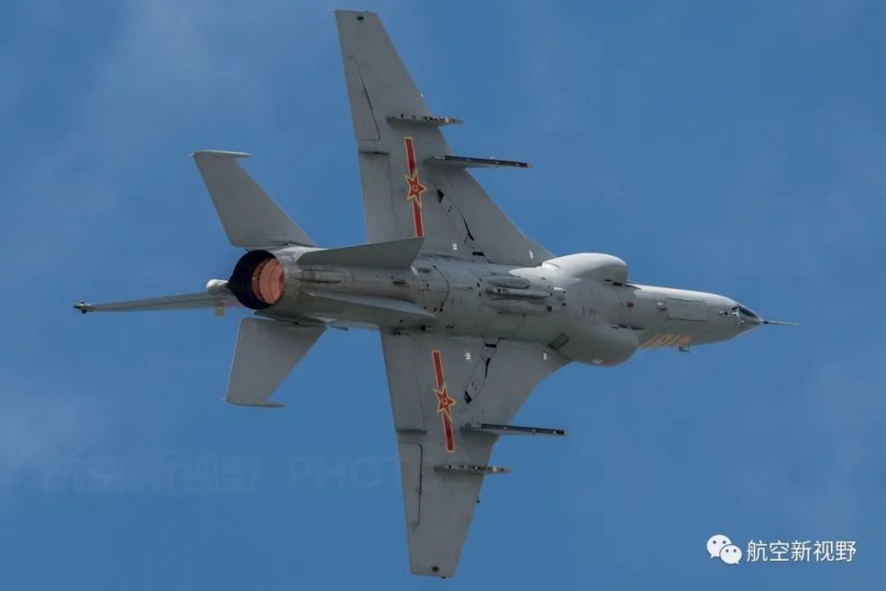 图片为国产歼教-9飞机机动飞行中,可以看到战机的涡喷发动机已经打开