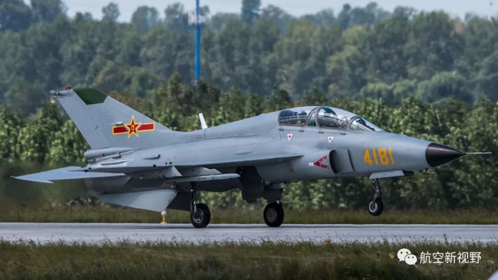 中国空军某部歼教-9飞机机动飞行后,在跑道上滑行过程中.