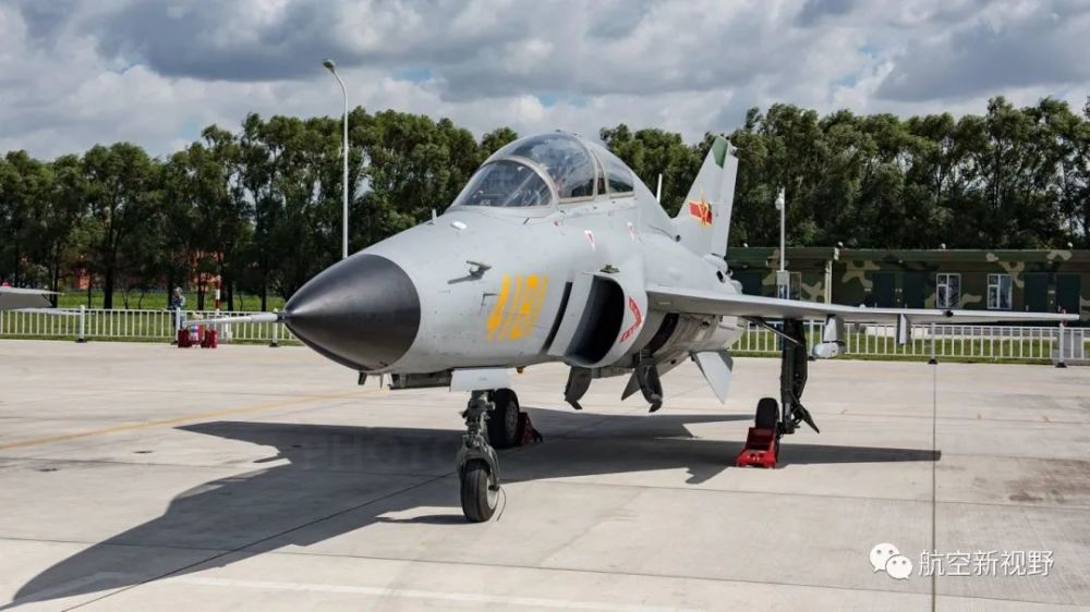 地面展示中的中国空军某部歼教-9飞机,可以看到非常的小巧.