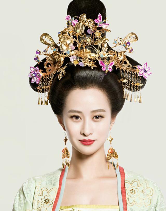 韩烨还是科班出身,08年她考进中戏表演系,和蓝盈莹,马可成为同班同学