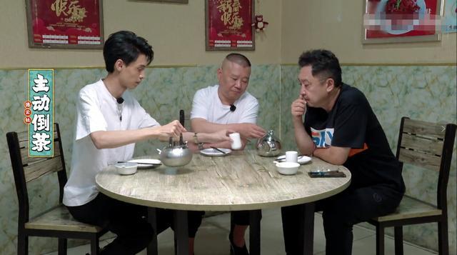 郭德纲|郭德纲被嘲规矩多！徒弟摆放茶壶遭挑刺，网友吐槽：该教的不教