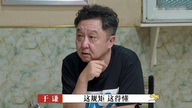 郭德纲|郭德纲被嘲规矩多！徒弟摆放茶壶遭挑刺，网友吐槽：该教的不教