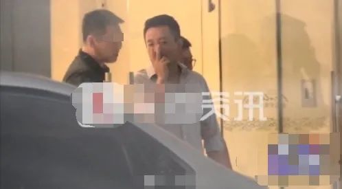 汪小菲|汪小菲深夜醉酒走路要人扶，2天前吐槽大S不工作，频被曝破产