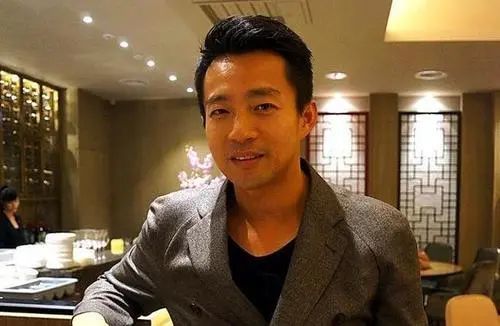 汪小菲|汪小菲深夜醉酒走路要人扶，2天前吐槽大S不工作，频被曝破产