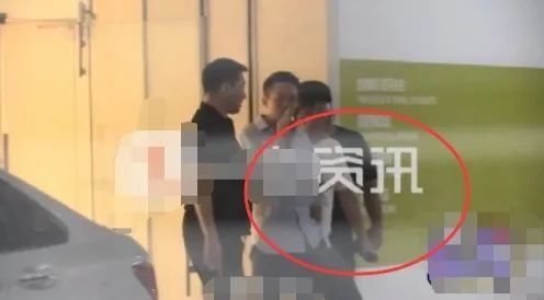 汪小菲|汪小菲深夜醉酒走路要人扶，2天前吐槽大S不工作，频被曝破产