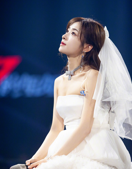 张含韵,后者8个字回应,姐妹情深令人感动