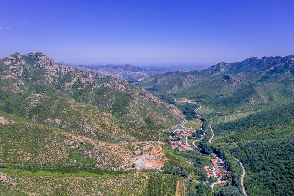 喀喇沁旗雷营子粉壁黛瓦马头墙山郭村落映方塘