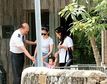 郭富城|郭富城三岁大女儿近照曝光，越来越漂亮超像爸爸，经纪人小美忍不住宠她