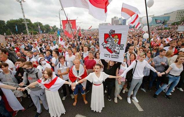 比如吉尔吉斯斯坦的"郁金香革命",格鲁吉亚的"玫瑰花革命",乌克兰"