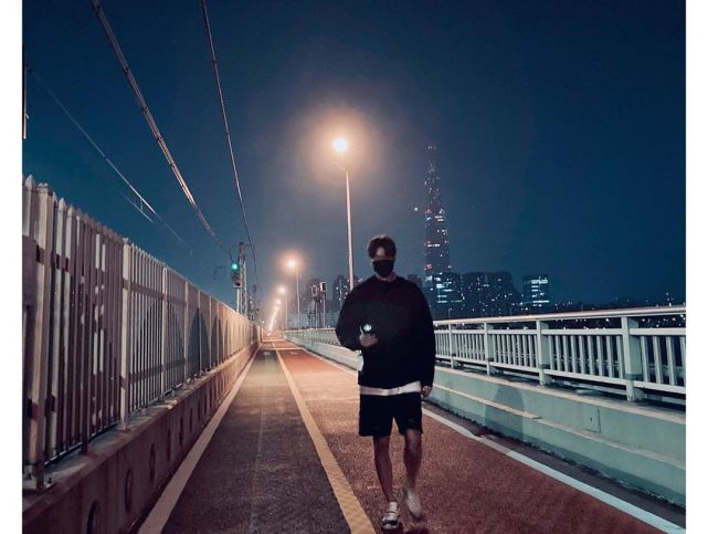 33岁李敏镐凌晨跑步晒照短裤秀骄傲大长腿歪头自拍有抬头纹也是首帅