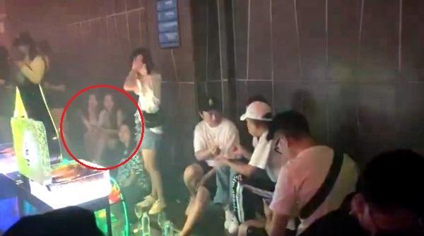王思聪|王思聪与新欢现身酒吧，拿50多万红酒庆祝，新女友害羞捂脸