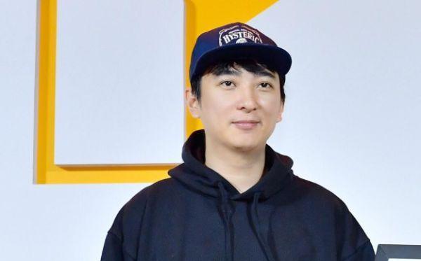 王思聪|王思聪与新欢现身酒吧，拿50多万红酒庆祝，新女友害羞捂脸