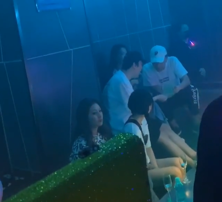 王思聪|王思聪与新欢现身酒吧，拿50多万红酒庆祝，新女友害羞捂脸