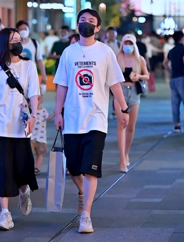 王思聪|王思聪与新欢现身酒吧，拿50多万红酒庆祝，新女友害羞捂脸