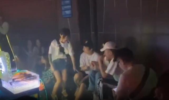 王思聪|王思聪带女伴逛街帮忙提包，美女手故意接近，小心机不被王思聪理会