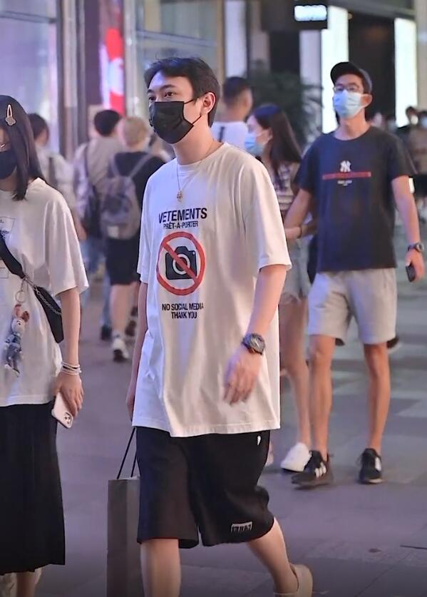 王思聪|王思聪带女伴逛街帮忙提包，美女手故意接近，小心机不被王思聪理会
