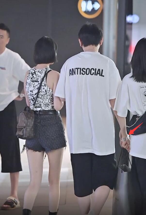 王思聪|王思聪带女伴逛街帮忙提包，美女手故意接近，小心机不被王思聪理会