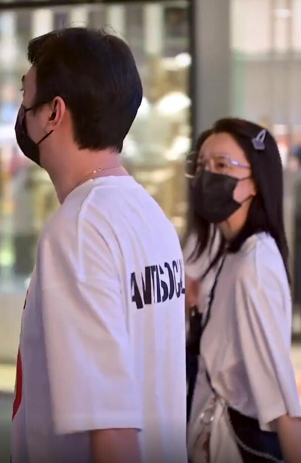 王思聪|王思聪带女伴逛街帮忙提包，美女手故意接近，小心机不被王思聪理会
