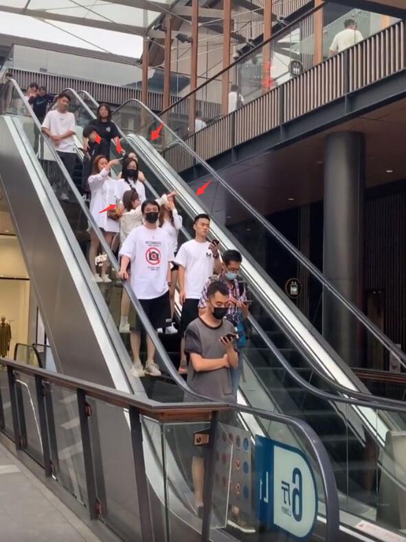 王思聪|王思聪带女伴逛街帮忙提包，美女手故意接近，小心机不被王思聪理会