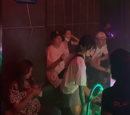 王思聪|王思聪带女伴逛街帮忙提包，美女手故意接近，小心机不被王思聪理会