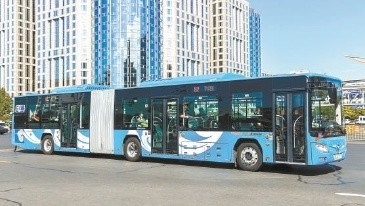 城区公交开启天空蓝“新装”