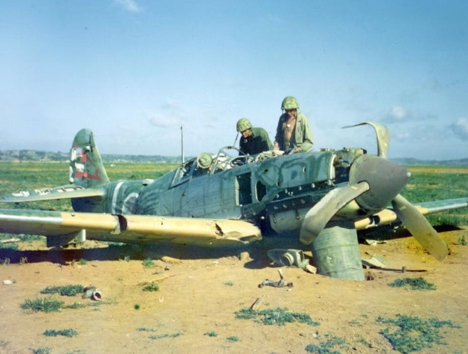 1945年,日军视为珍宝的三式战斗机,美军当做垃圾般放火烧毁