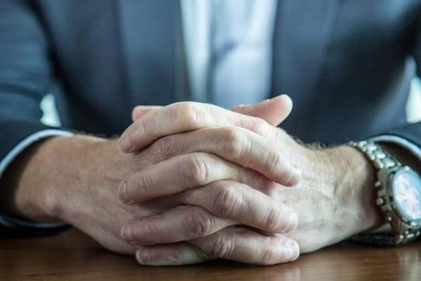 如果这是你手交叉握住的方式,那么你很可能是一个务实的人.