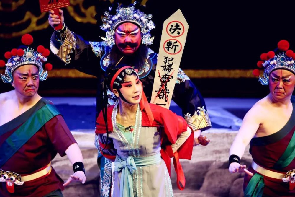 在元代众多的杂剧作家中,关汉卿是公认的元曲四大家之首,王国维视其"