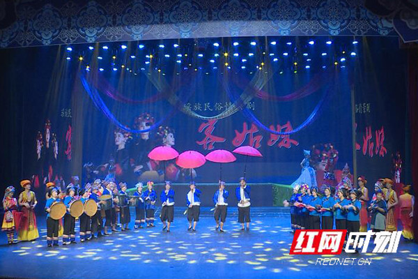 江华瑶族自治县|江华：湖南文艺家看千年瑶乡采风团观看瑶族民俗情景剧《客姑妹》