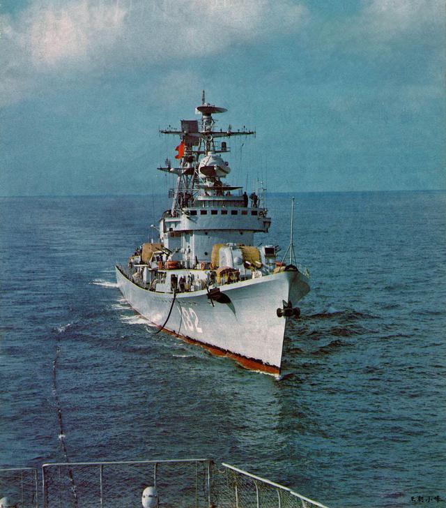 出访的132号导弹驱逐舰,注意后部桅杆上平板状的381甲三坐标雷达