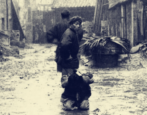 罕见清朝斩首老照片刽子手行刑时用的鬼头刀行刑前表情淡漠