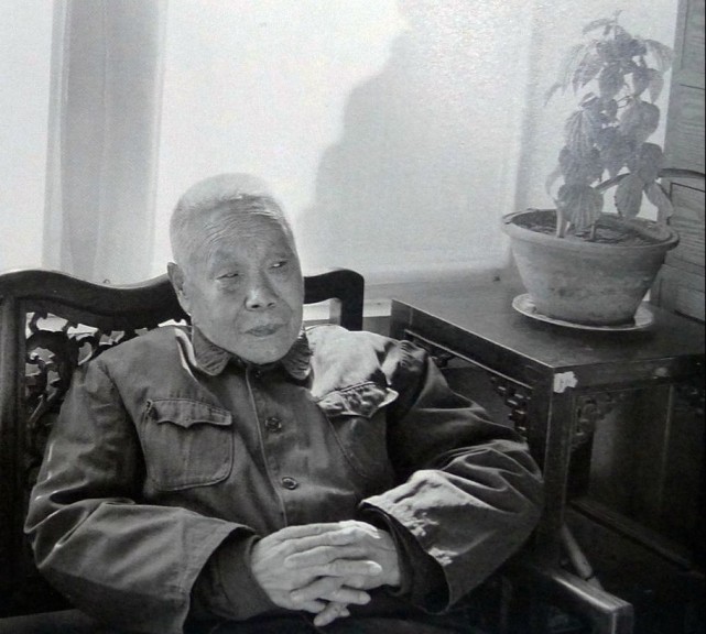 中国最后一个太监孙耀庭:必须跪着侍奉主子,娘娘洗澡全程不动一次手