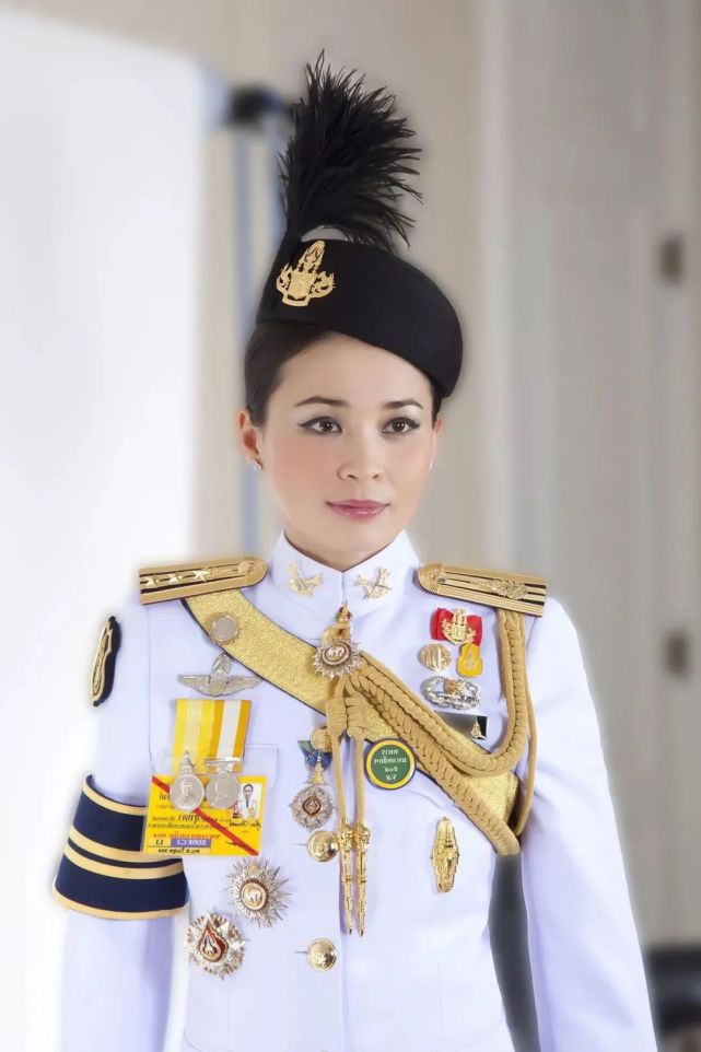 于平民之家,但是她一直在航空公司工作,养成了良好的工作和生活习惯