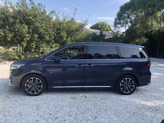 前后可动中央扶手 荣威imax8首款mpv实车亮相