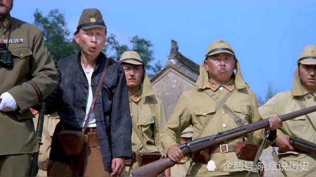 鬼子进村儿!为啥总喜欢捉鸡,鬼子:但凡有吃哩,谁能干这缺德事儿!