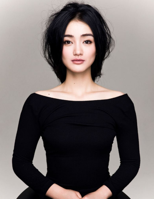 她是胡歌同班同学,24岁靠《潜伏》走红,嫁富商10年非常低调