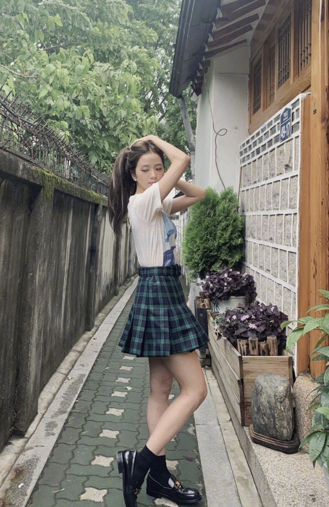 金智秀欺骗了我眼睛穿jk裙后正面像120斤侧面却成90斤