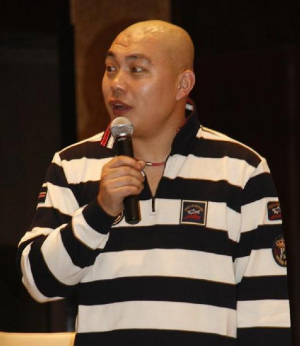 二人转演员程野遭质疑豪车牌照摆阔炫富师父赵本山坐视不管